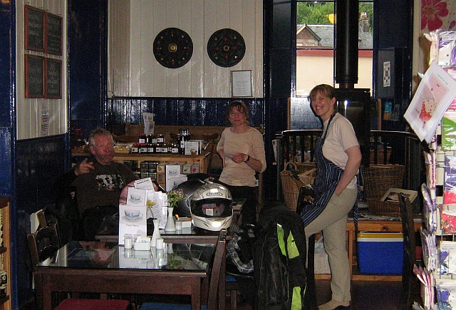 inside the old and well stocked cafe ecosse with IW, the gf and the owner